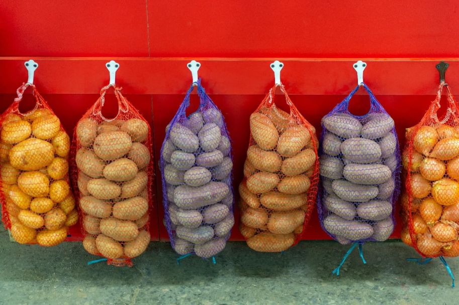 Barevné pytle na brambory