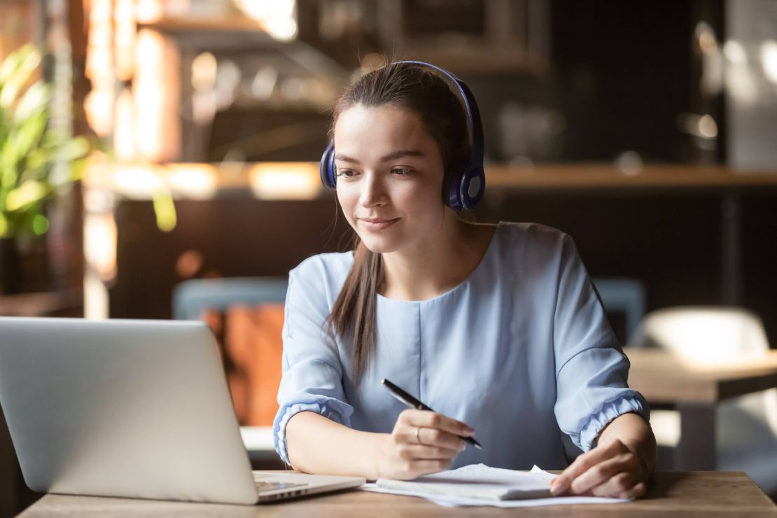 študentka na kurze digitálneho marketingu online